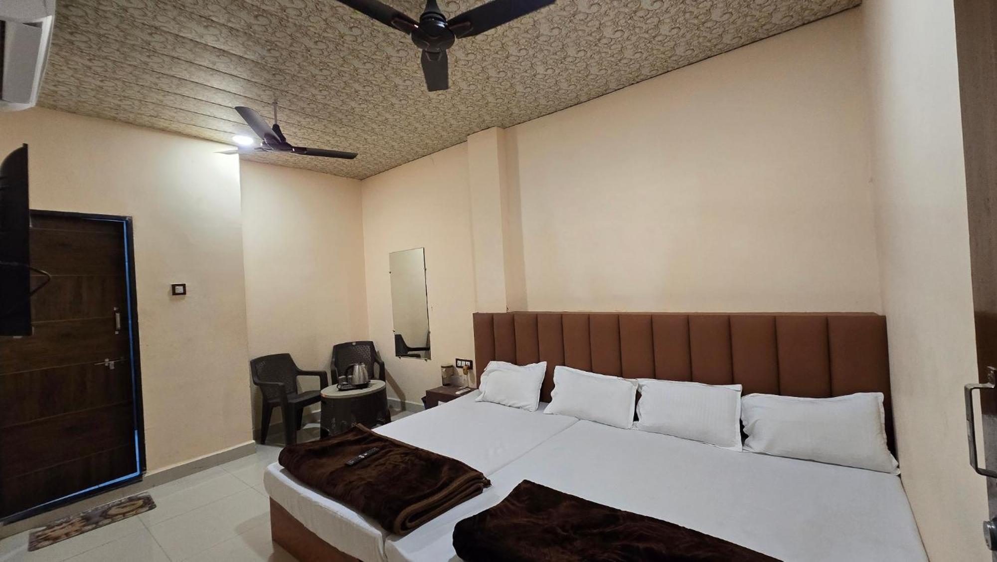 אויאיין Hotel Maheshwari Green'S מראה חיצוני תמונה