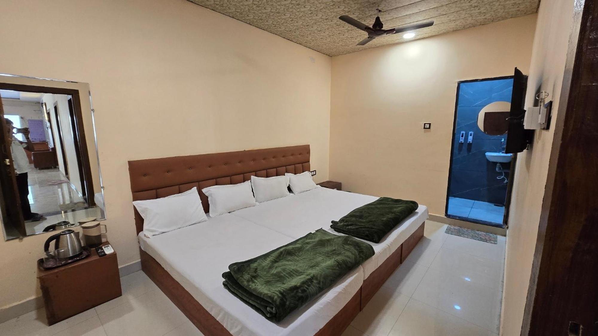 אויאיין Hotel Maheshwari Green'S מראה חיצוני תמונה