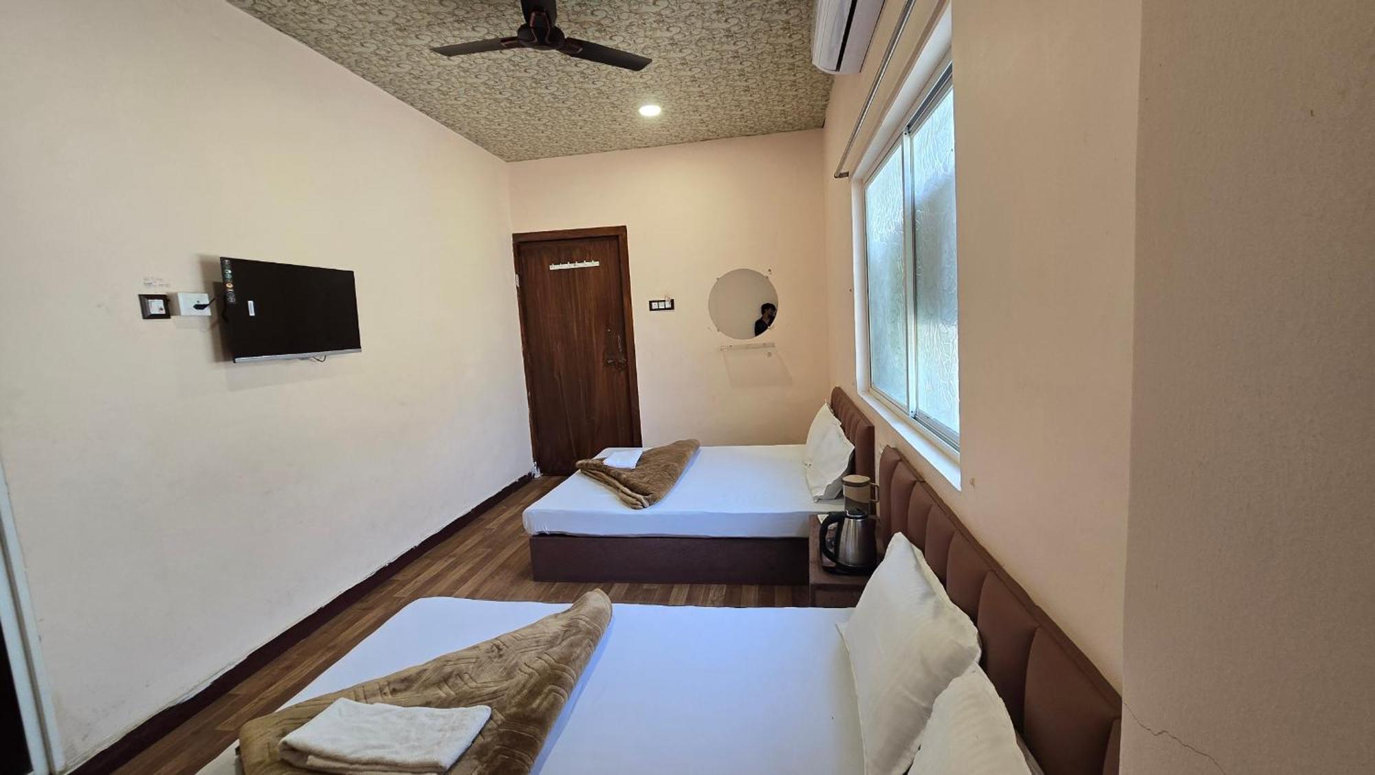 אויאיין Hotel Maheshwari Green'S מראה חיצוני תמונה