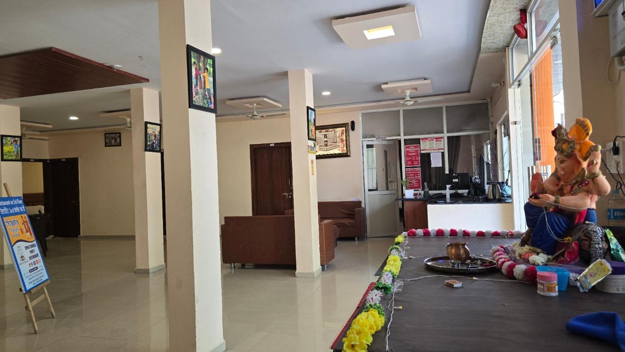 אויאיין Hotel Maheshwari Green'S מראה חיצוני תמונה