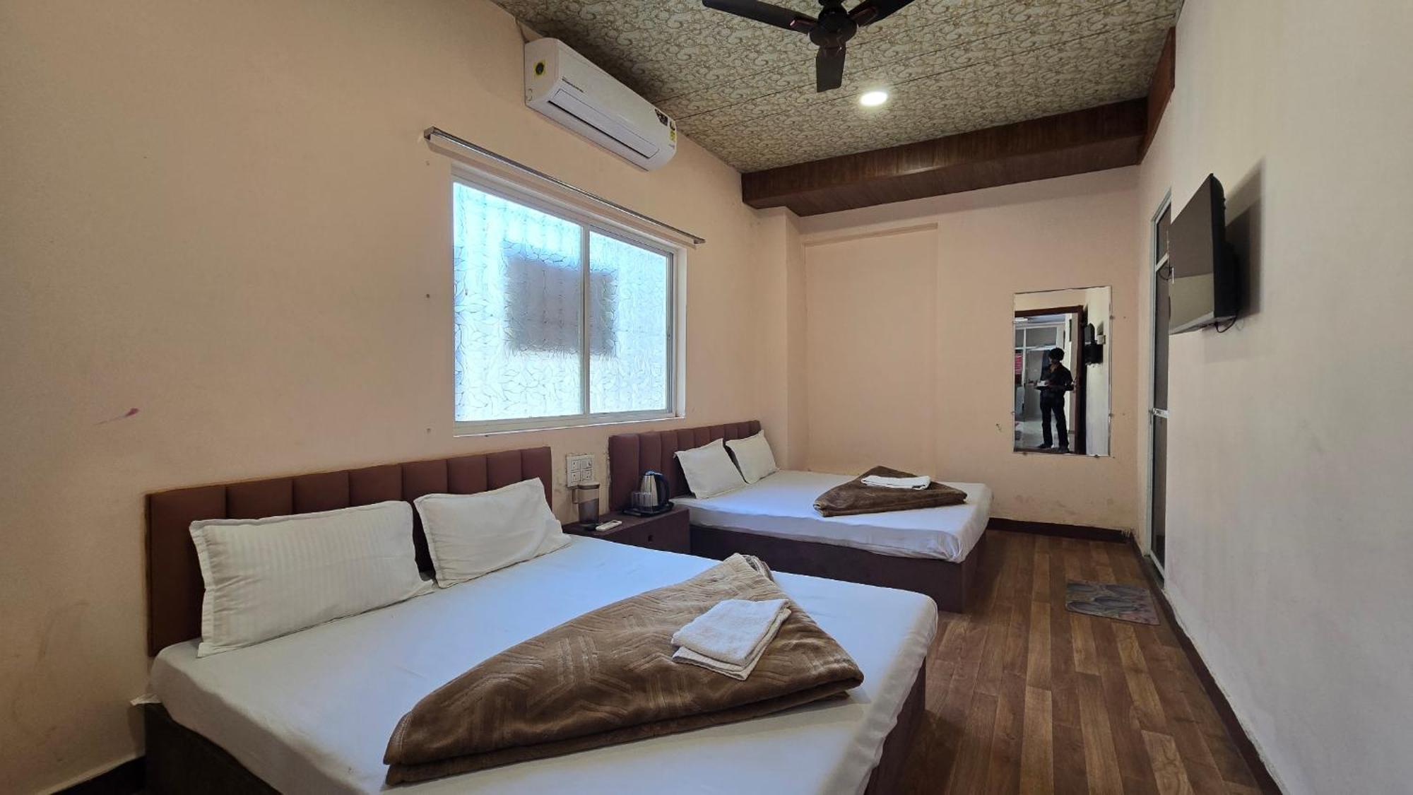 אויאיין Hotel Maheshwari Green'S מראה חיצוני תמונה
