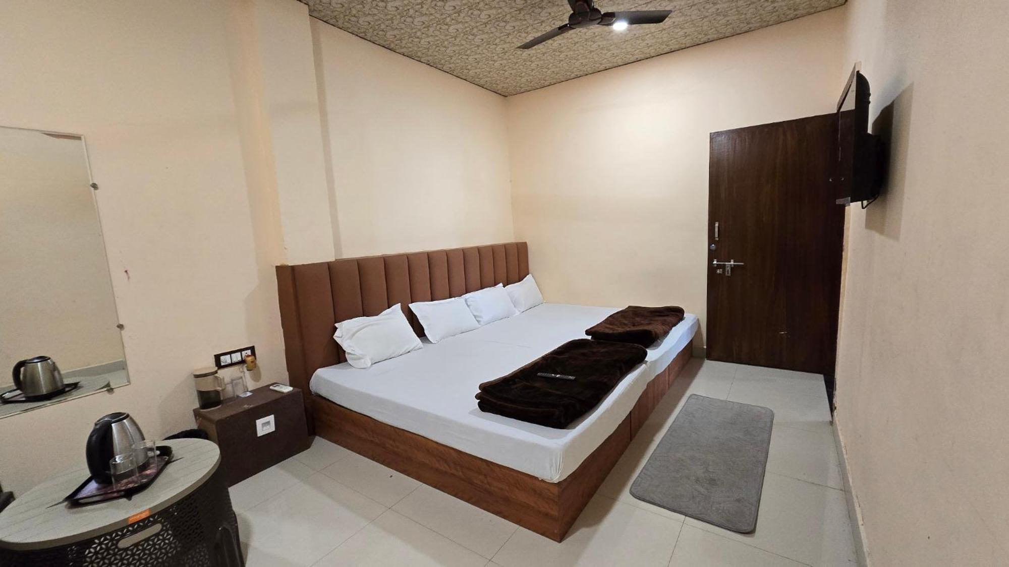 אויאיין Hotel Maheshwari Green'S מראה חיצוני תמונה