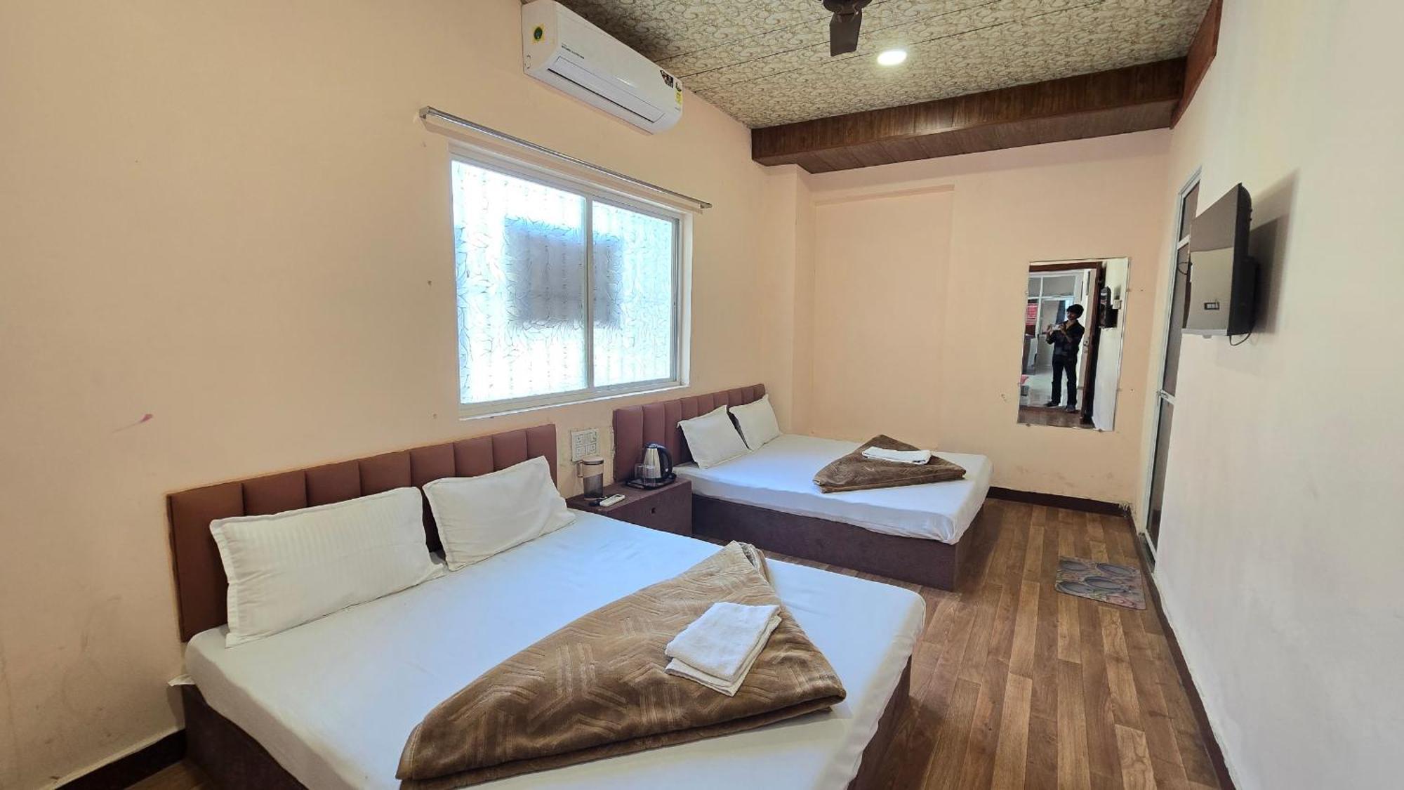 אויאיין Hotel Maheshwari Green'S מראה חיצוני תמונה