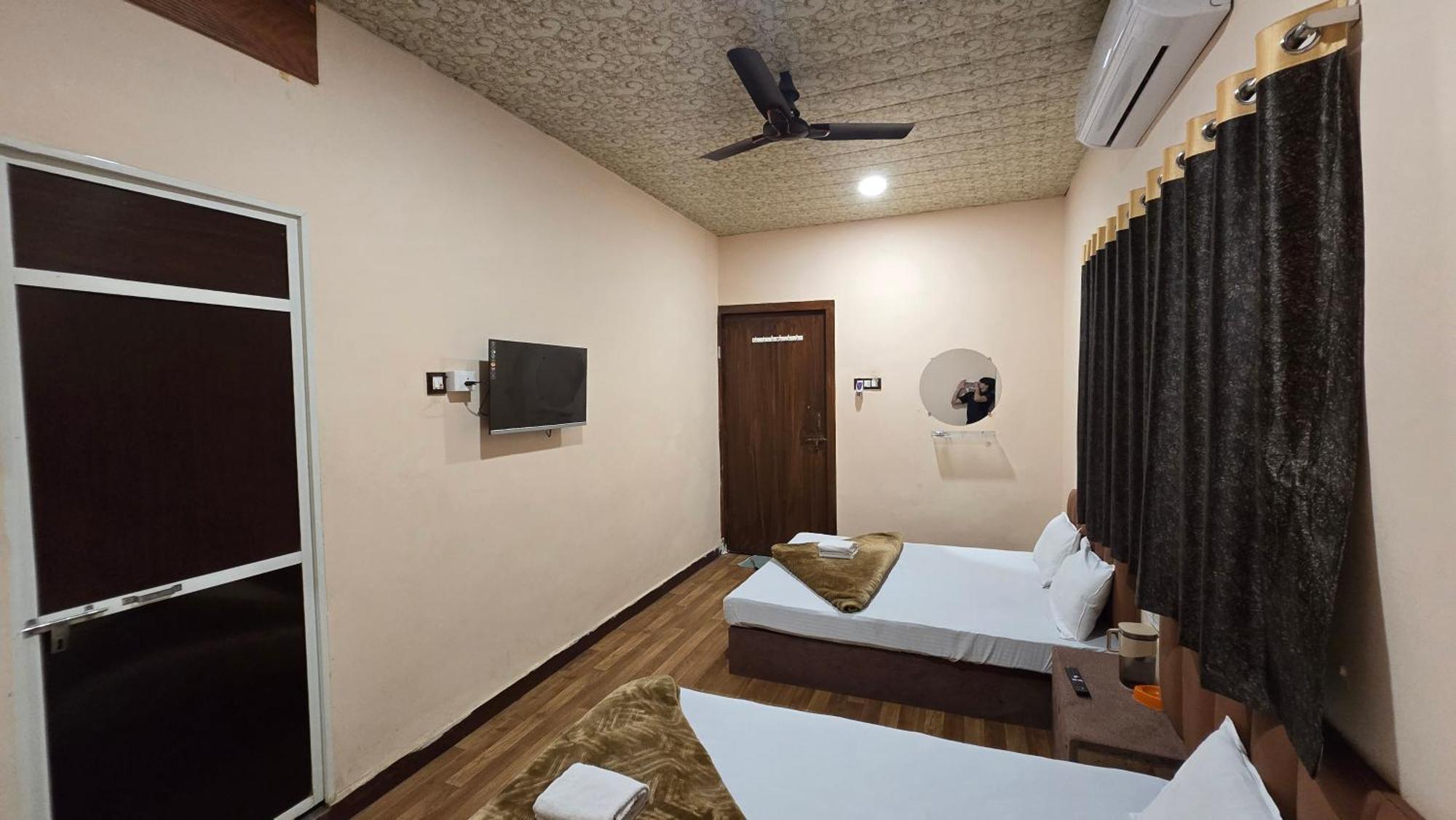אויאיין Hotel Maheshwari Green'S מראה חיצוני תמונה