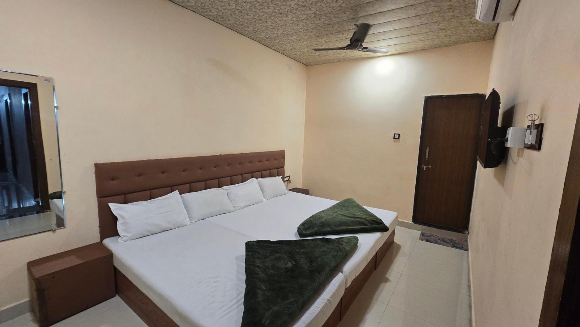 אויאיין Hotel Maheshwari Green'S מראה חיצוני תמונה