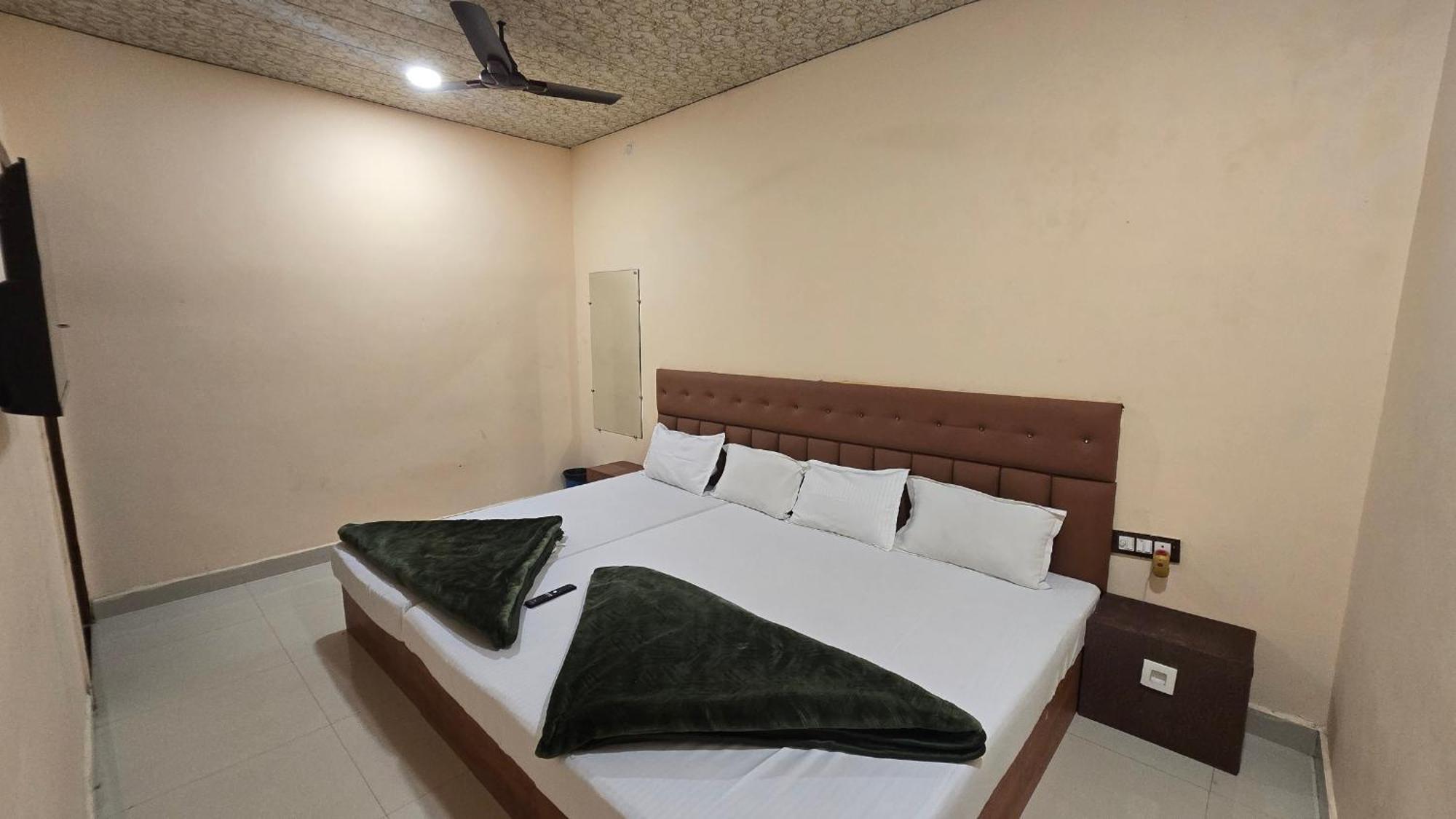 אויאיין Hotel Maheshwari Green'S מראה חיצוני תמונה